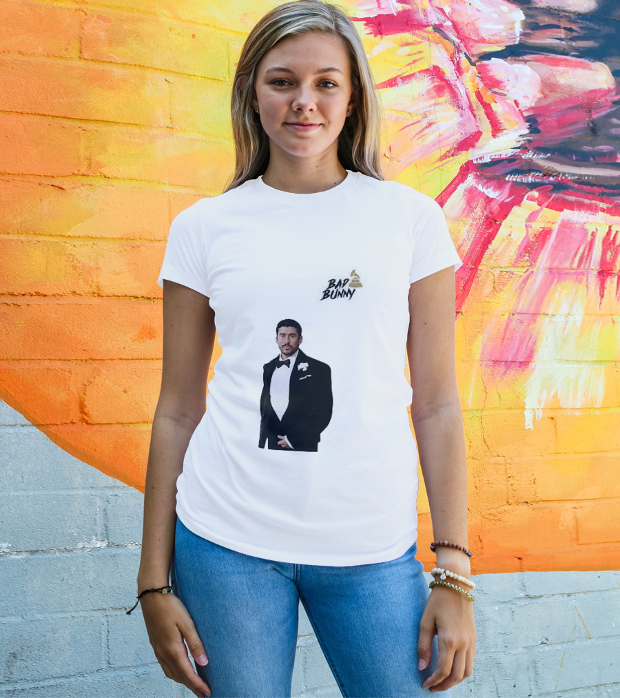 Bad Bunny Grammys Debi Tirar Mas Fotos Album Of The Year T-Shirt