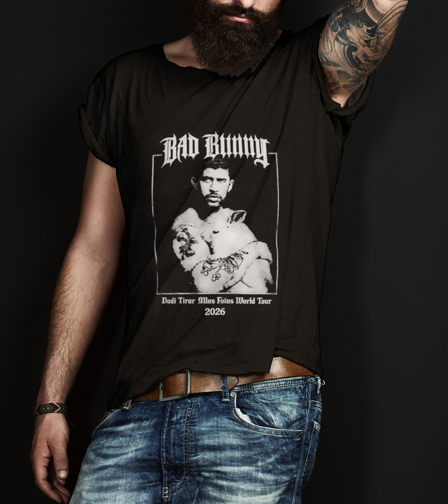 Bad Bunny Hugging Bunny Debi Tirar Mlas Fotos World Tour 2026 T-Shirt