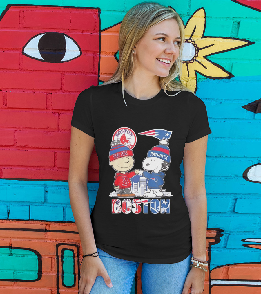 Boston Red Sox And New England Patriots Charlie Brown Snoopy Skyline T-Shirt