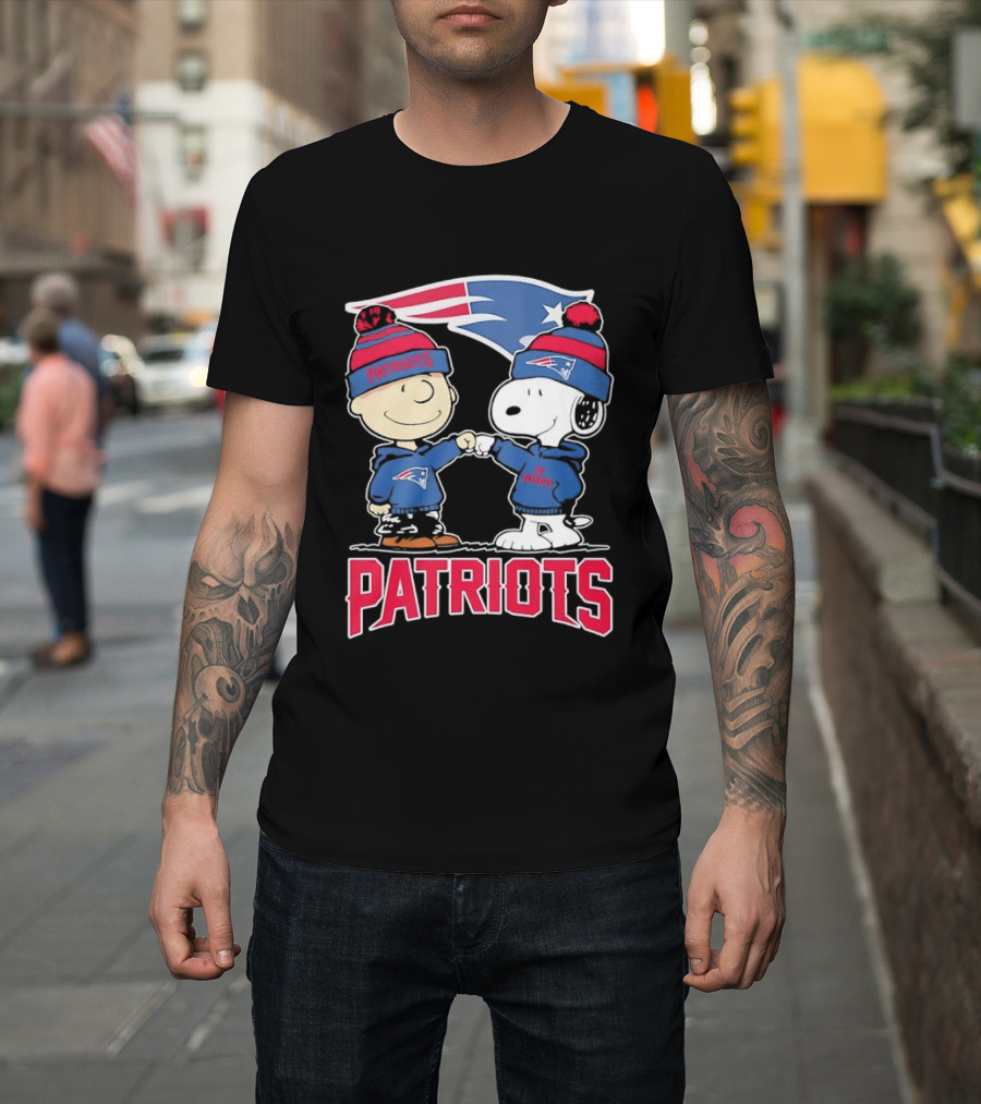 Charlie Brown Snoopy New England Patriots NFL Fist Bump Team Spirit T-Shirt