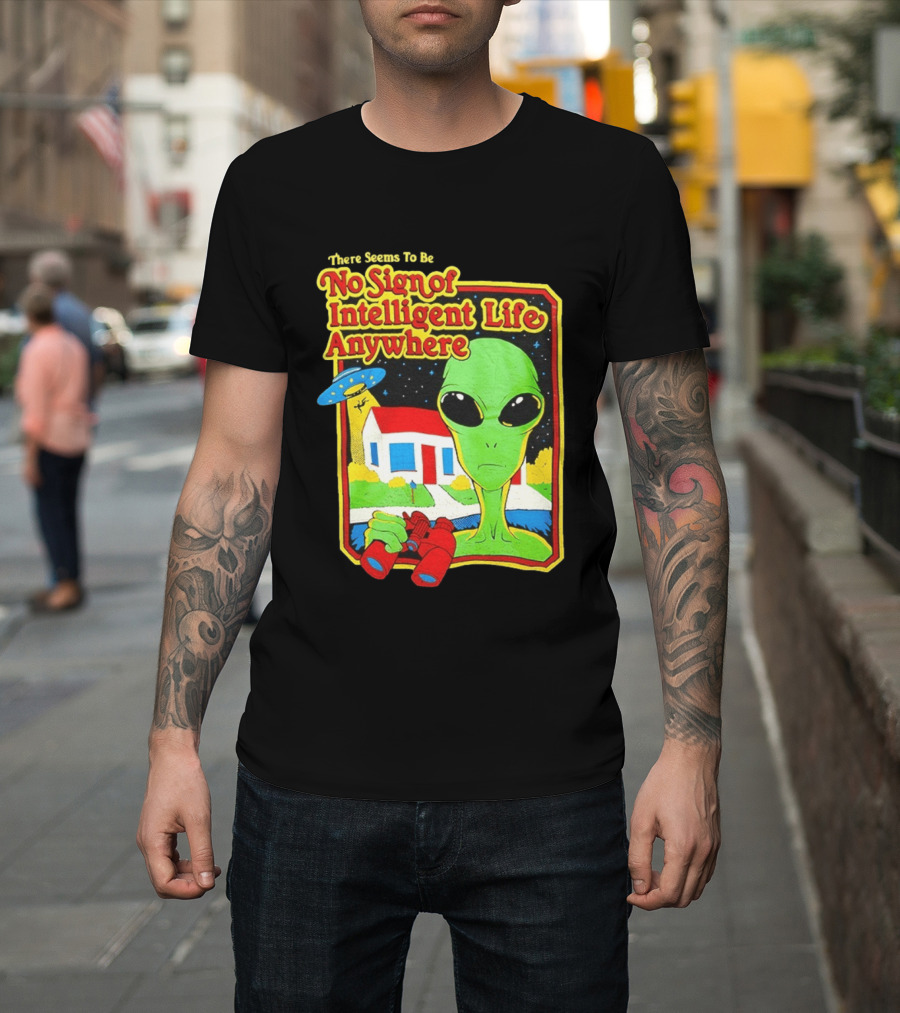 There Seems To Be No Sign Of Intelligent Life Anywhere Alien Green Martian Binoculars Retro Comic T-Shirt