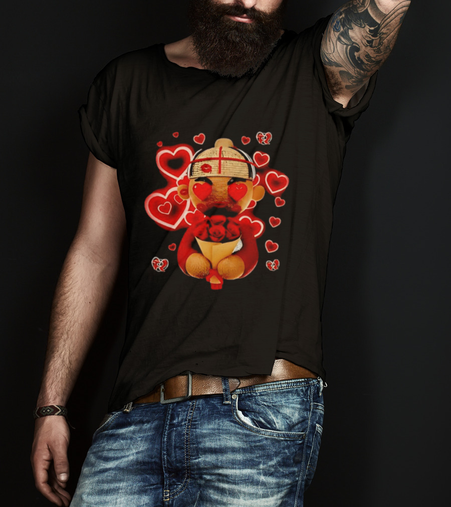 Fuerza Regida Chuyin Amor Corazón Rojo Muñeco Flores Y Corazones T-Shirt