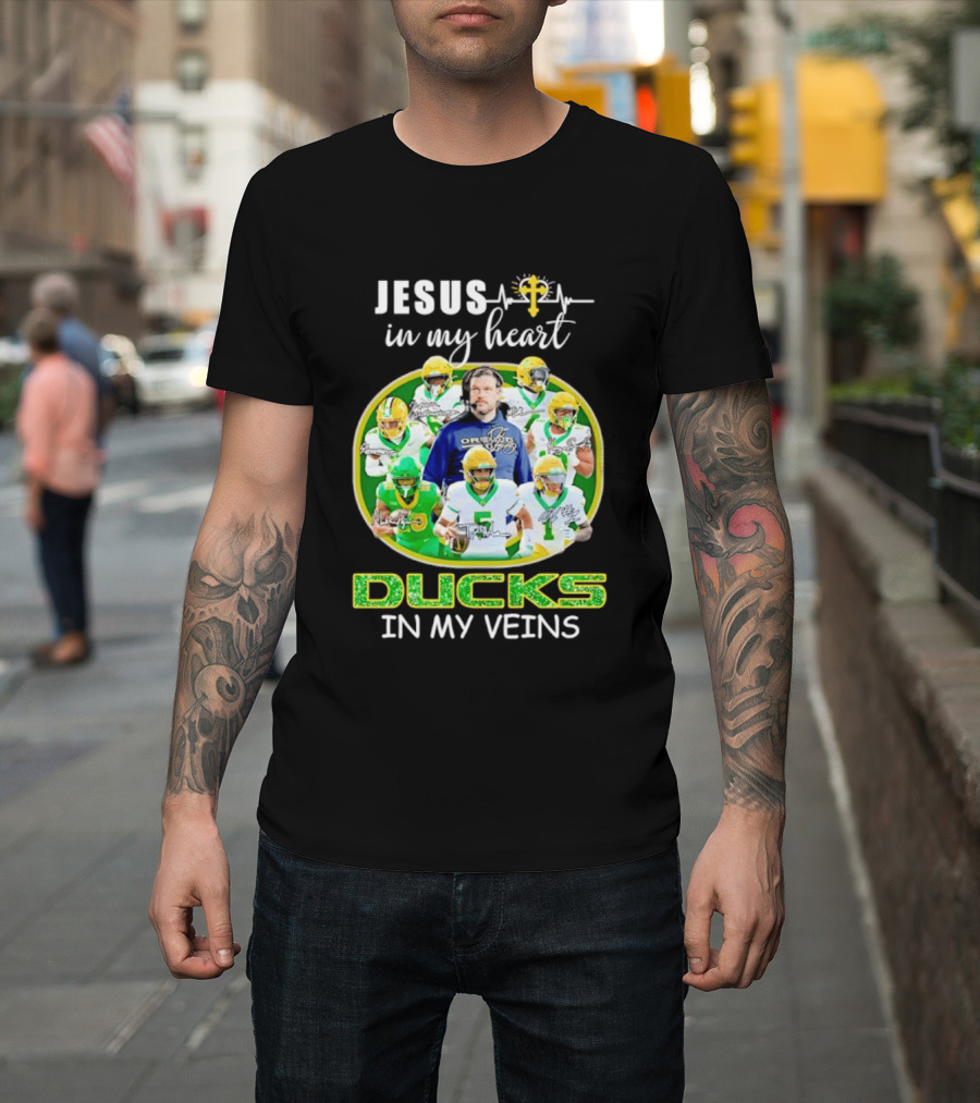 Jesus In My Heart Oregon Ducks In My Veins Football Players Signatures T-Shirt