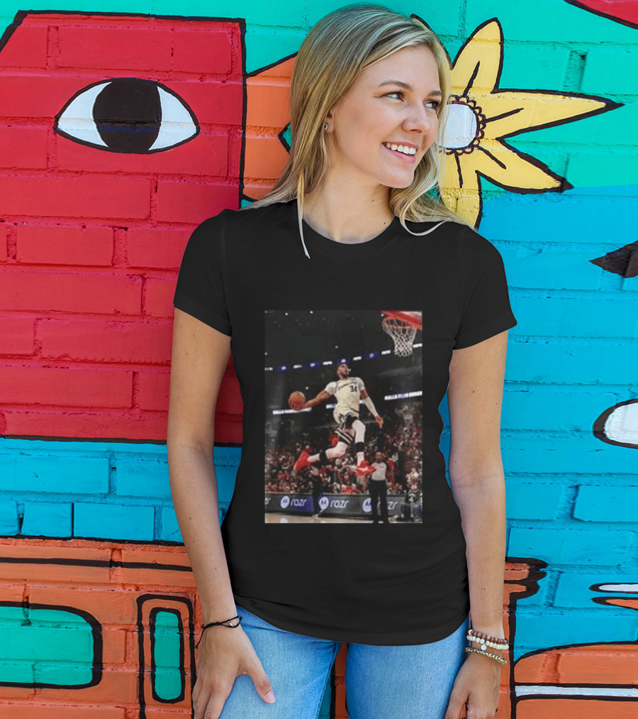 Giannis Antetokounmpo Slam Dunk Milwaukee Bucks NBA Basketball T-Shirt