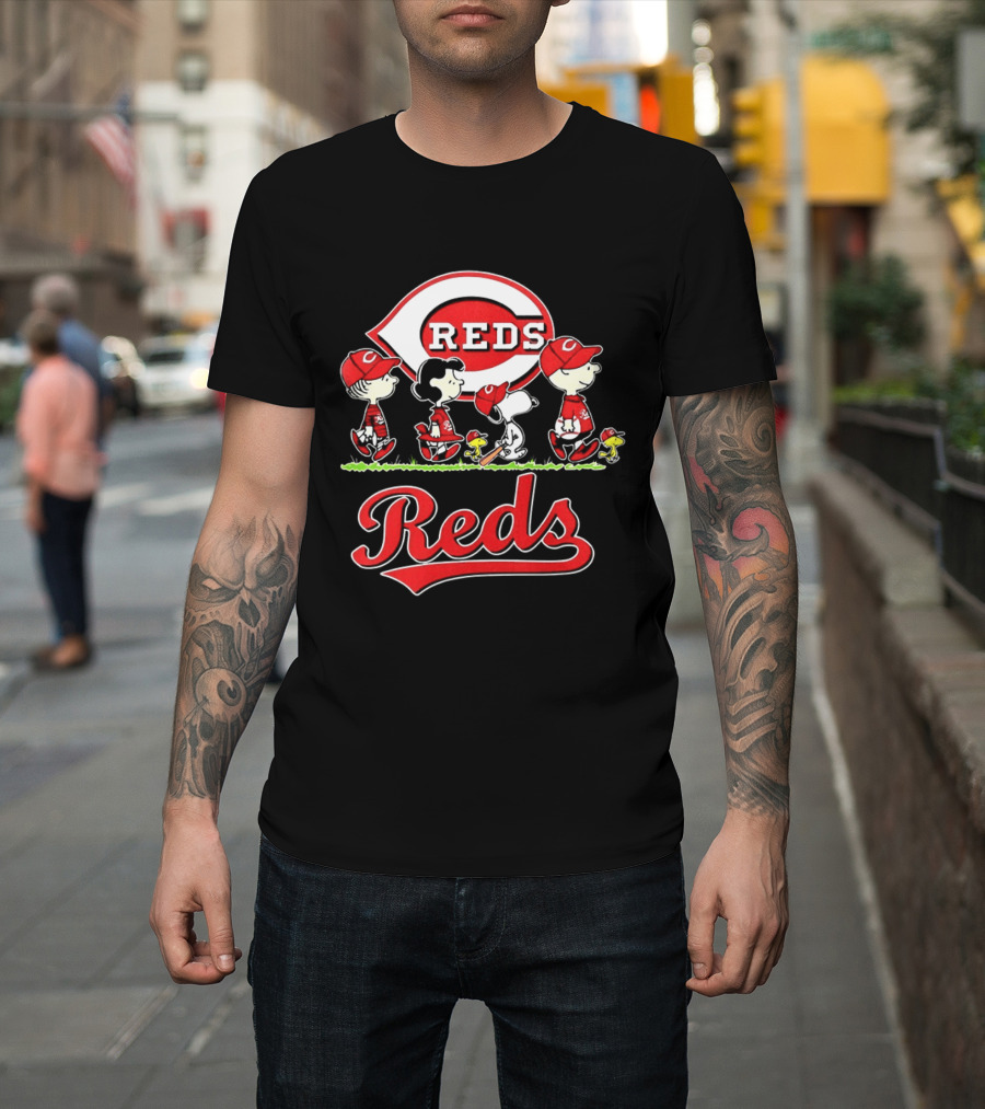 Snoopy Charlie Brown Linus Lucy Cincinnati Reds Baseball T-Shirt