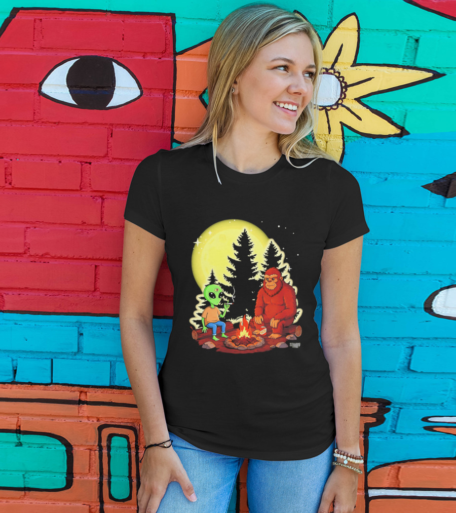 Bigfoot And Alien Campfire Night Under Full Moon T-Shirt