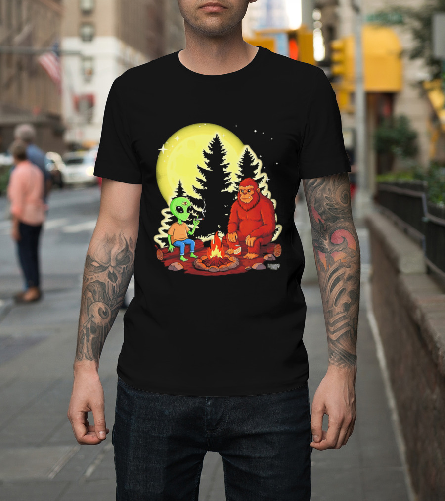 Bigfoot And Alien Campfire Night Under Full Moon T-Shirt