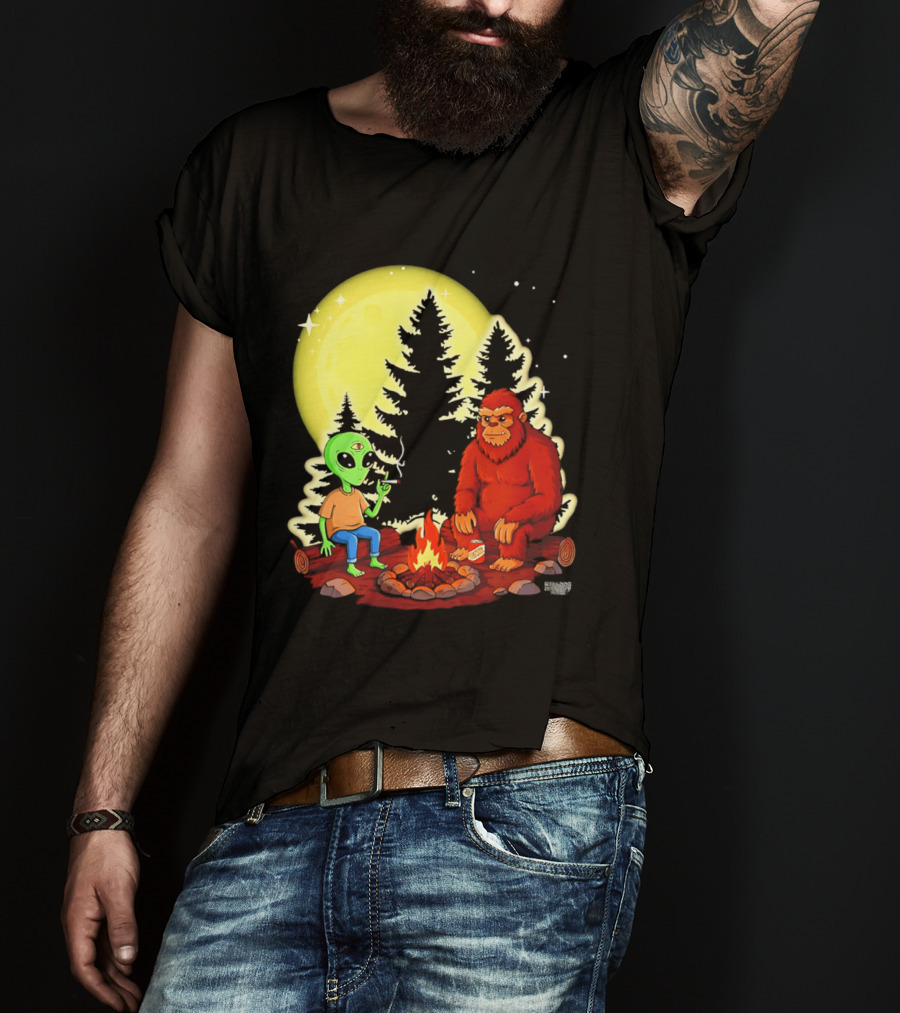 Bigfoot And Alien Campfire Night Under Full Moon T-Shirt