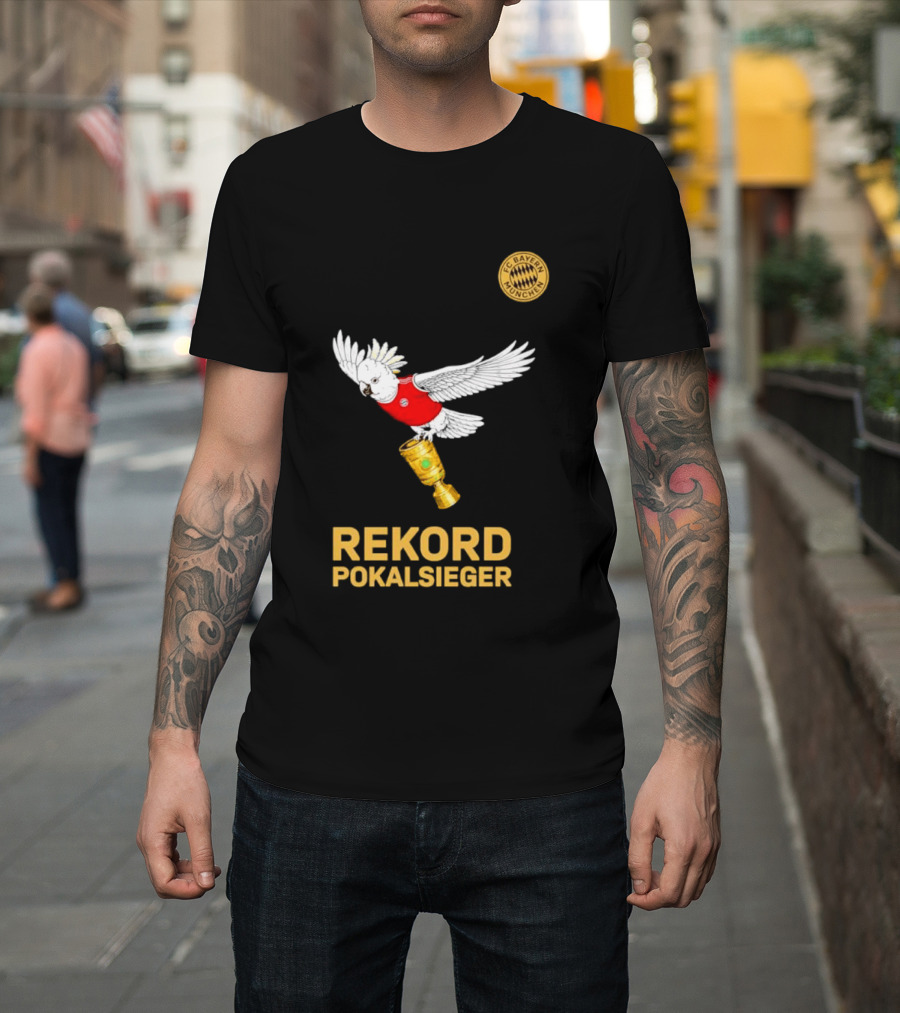FC Bayern Munchen Rekord Pokalsieger Cockatoo With Trophy T-Shirt