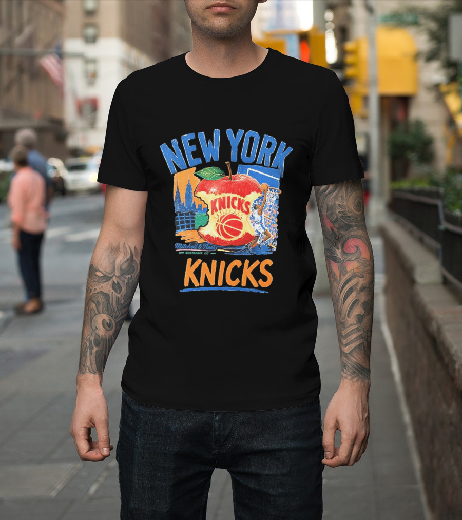 Mitchell & Ness New York Knicks NBA Apple Skyline Basketball Dunk Scene T-Shirt