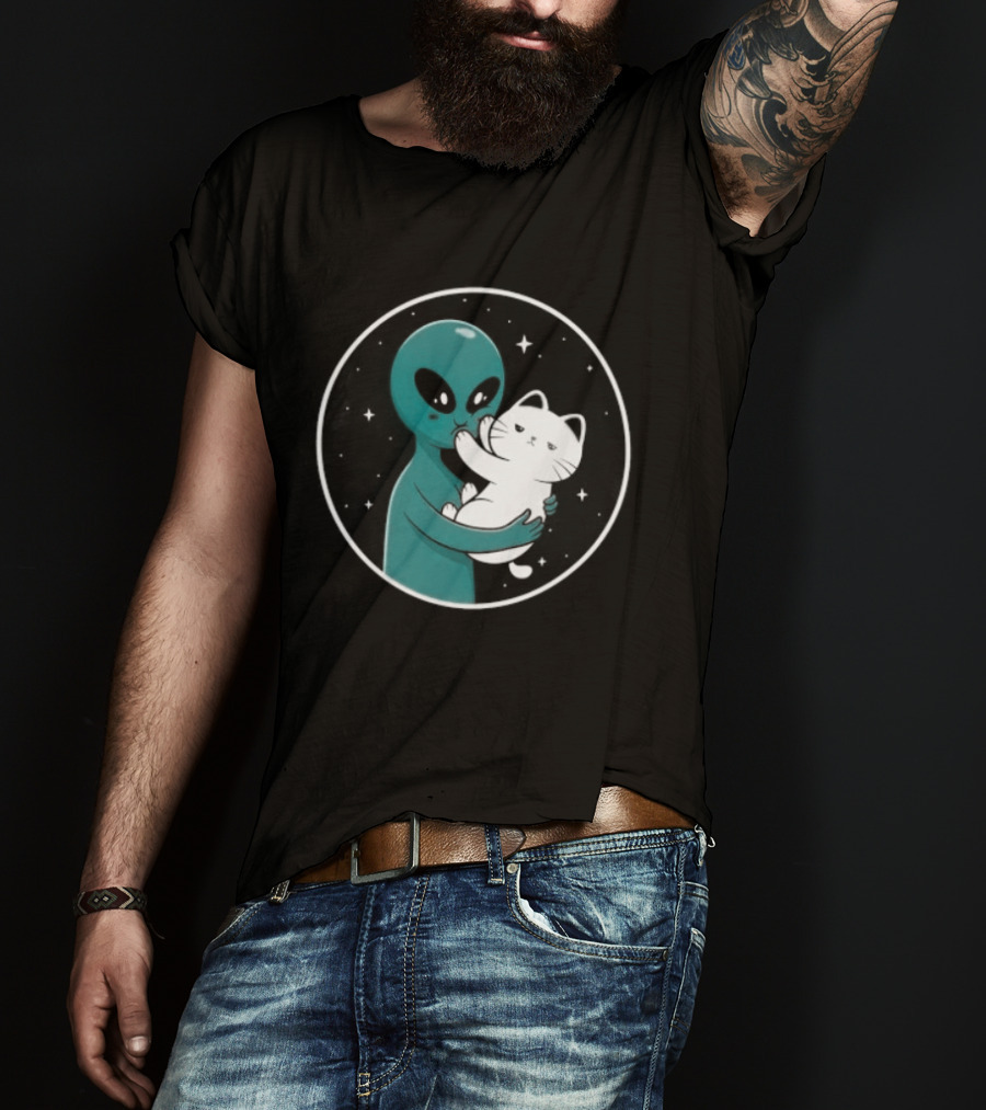 Even Aliens Love Cats Space Alien Embracing Kitty T-Shirt