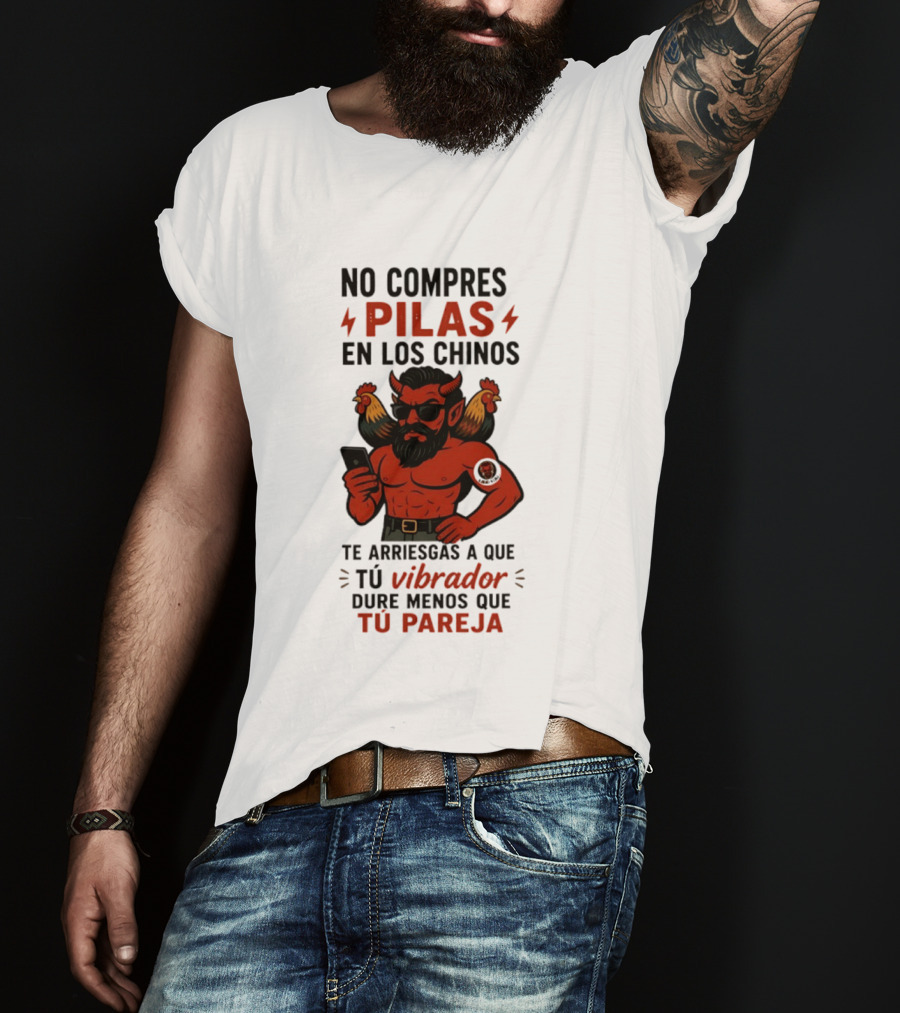No Compres Pilas En Los Chinos Te Arriesgas A Que Tu Vibrador Dure Menos Que Tu Pareja Demonio Rojo Con Gallos Vibrador Humorístico T-Shirt
