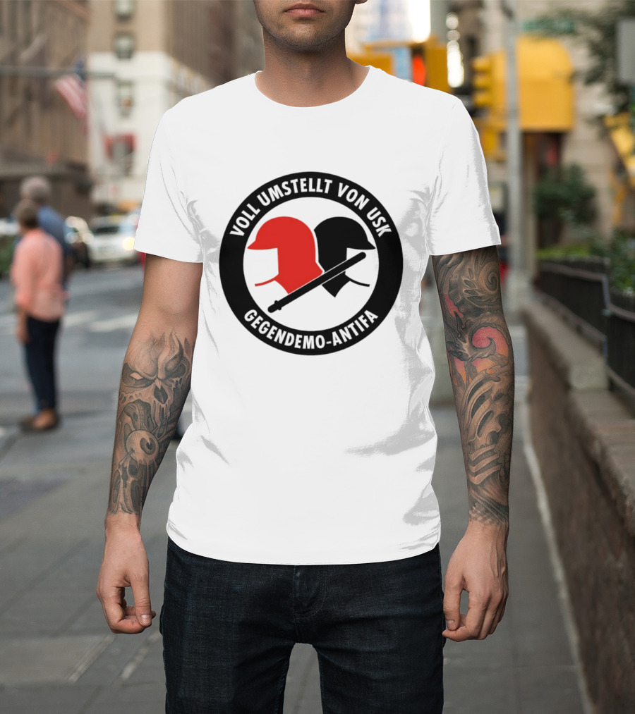 Voll Umstellt Von USK Gegendemo Antifa Helmet T-Shirt