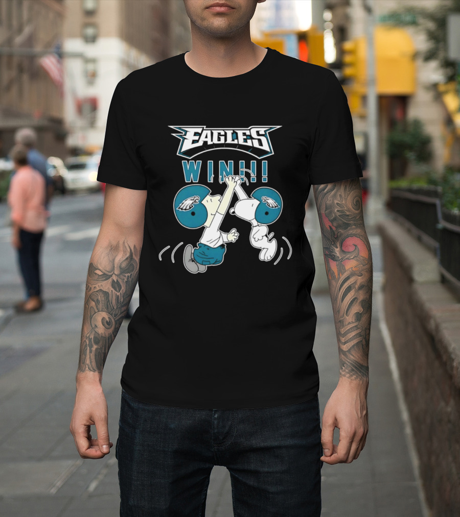 Philadelphia Eagles Win Peanuts Snoopy And Charlie Brown High Five T-Shirt