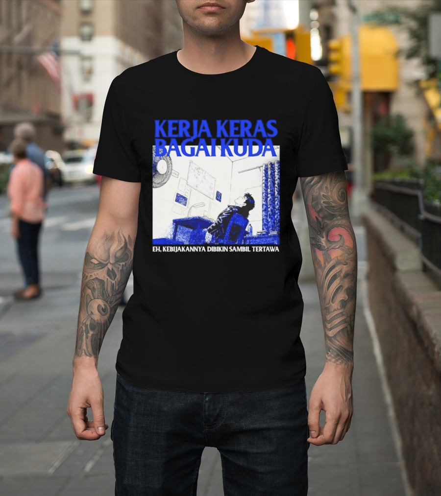 Kerja Keras Bagai Kuda Eh Kebijakannya Dibikin Sambil Tertawa Komik Pria Duduk Meja Dan Layar T-Shirt