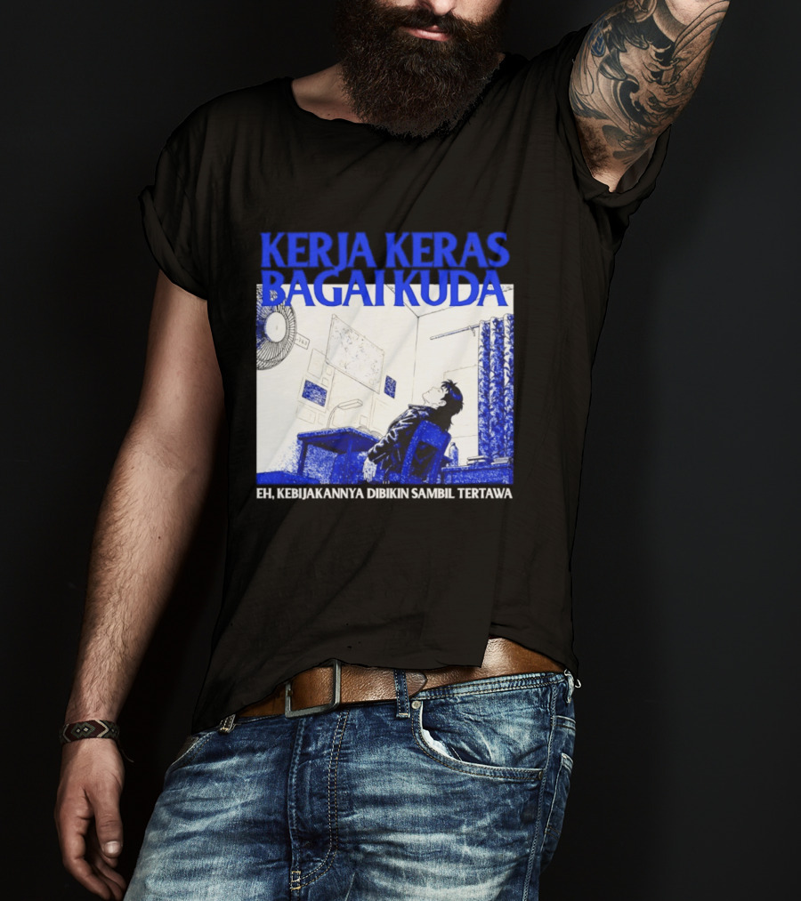 Kerja Keras Bagai Kuda Eh Kebijakannya Dibikin Sambil Tertawa Komik Pria Duduk Meja Dan Layar T-Shirt