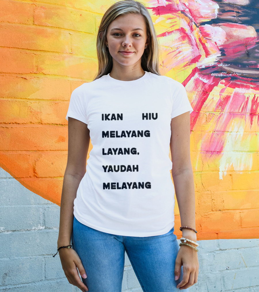 Ikan Hiu Melayang Layang Yaudah Melayang Floating Shark Trend T-Shirt