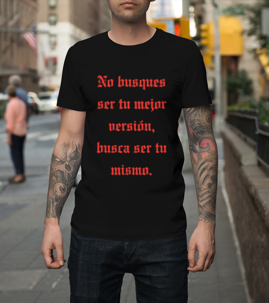 No Busques Ser Tu Mejor Versión Busca Ser Tu Mismo Frase Motivacional Texto Rojo Estilo Gótico T-Shirt
