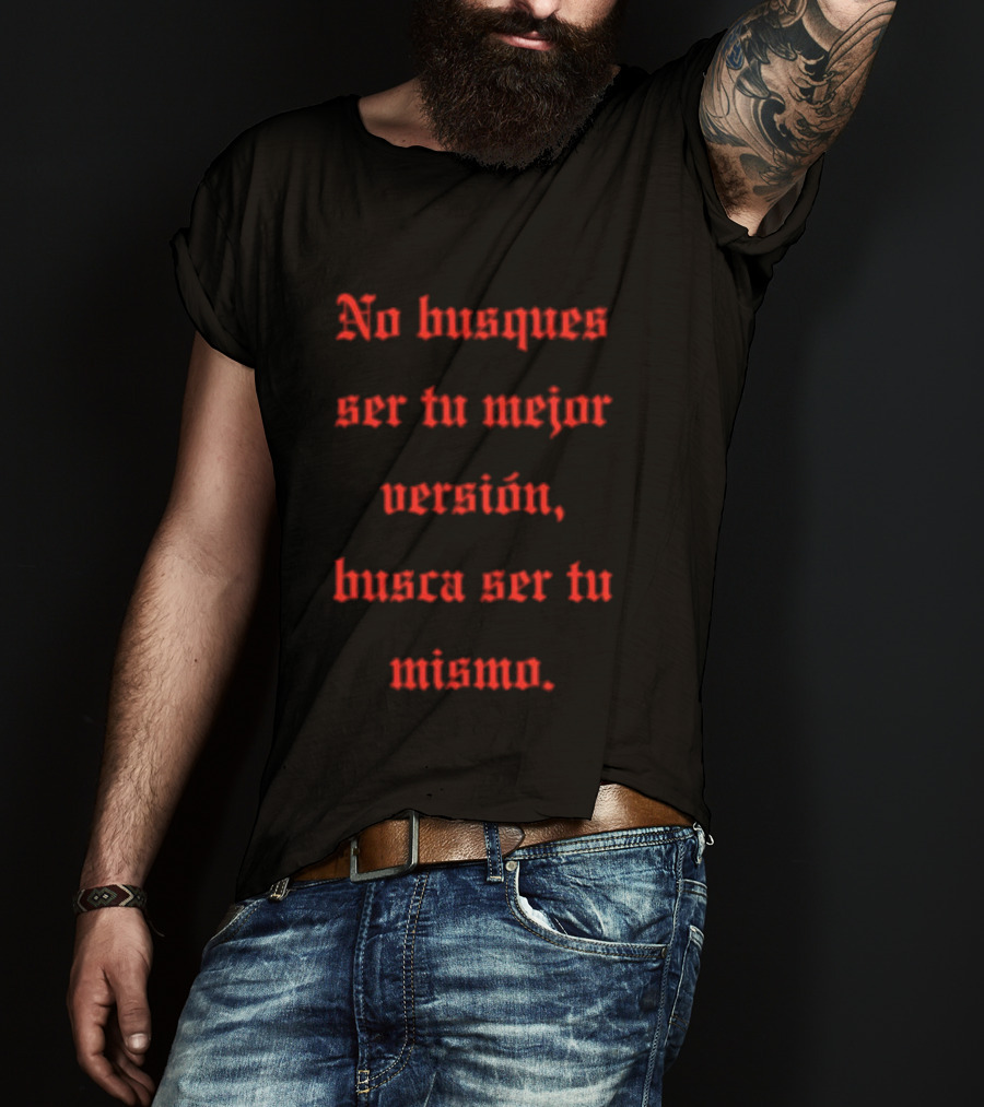 No Busques Ser Tu Mejor Versión Busca Ser Tu Mismo Frase Motivacional Texto Rojo Estilo Gótico T-Shirt