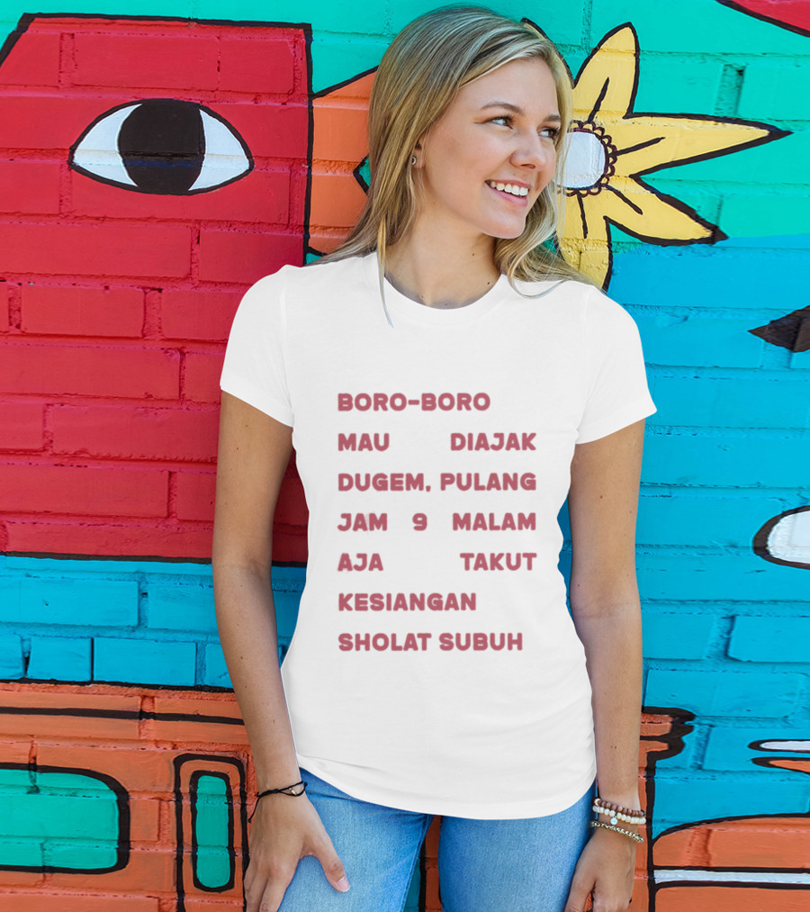 Boro Boro Mau Diajak Dugem Pulang Jam 9 Malam Aja Takut Kesiangan Sholat Subuh Viral Phrase Indonesia T-Shirt