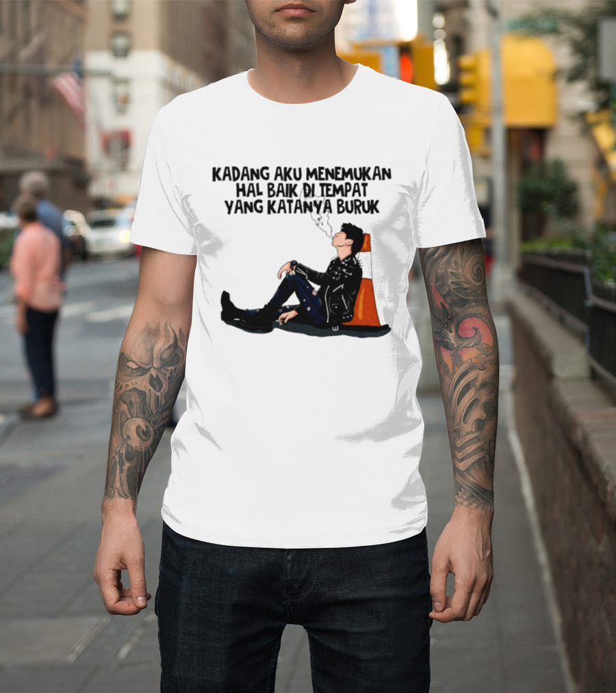 Kadang Aku Menemukan Hal Baik Di Tempat Yang Katanya Buruk Dengan Sosok Beristirahat Di Kursi Oranye T-Shirt