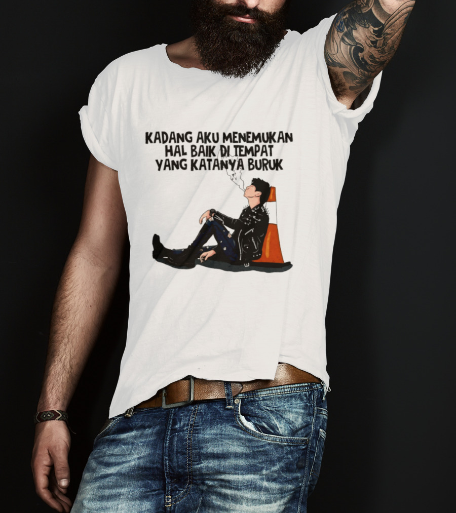 Kadang Aku Menemukan Hal Baik Di Tempat Yang Katanya Buruk Dengan Sosok Beristirahat Di Kursi Oranye T-Shirt