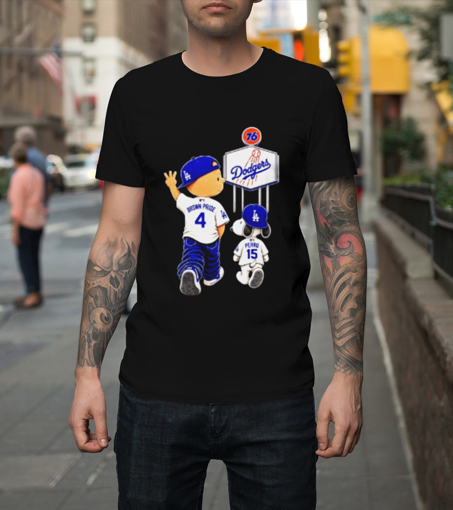 Charlie Brown Snoopy Los Angeles Dodgers Brown Pride Perro Baseball 76 T-Shirt