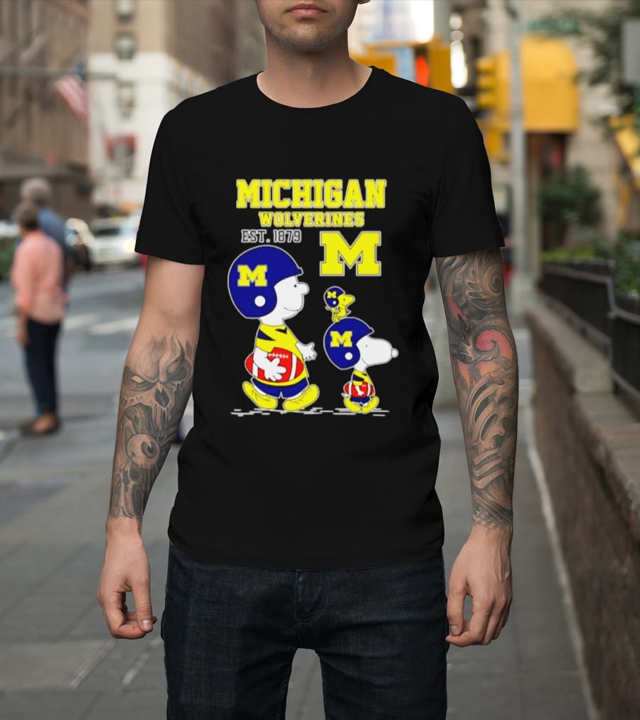 Michigan Wolverines EST 1879 Snoopy Charlie Brown Football Iconic M T-Shirt