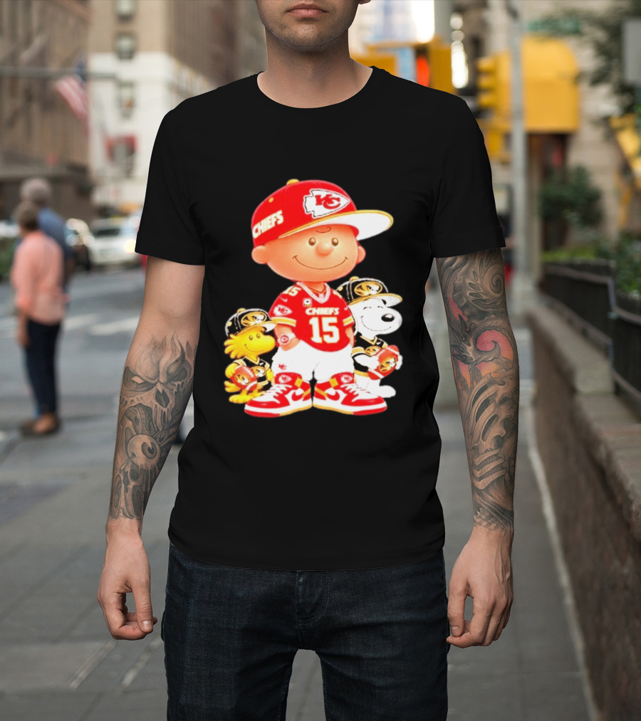 Peanuts Chiefs Patrick Mahomes Football Kansas City Charlie Brown Snoopy Woodstock T-Shirt