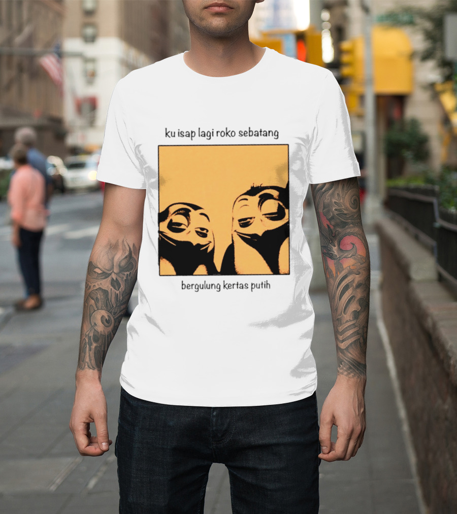 Ku Isap Lagi Roko Sebatang Bergulung Kertas Putih Private Kowalski T-Shirt