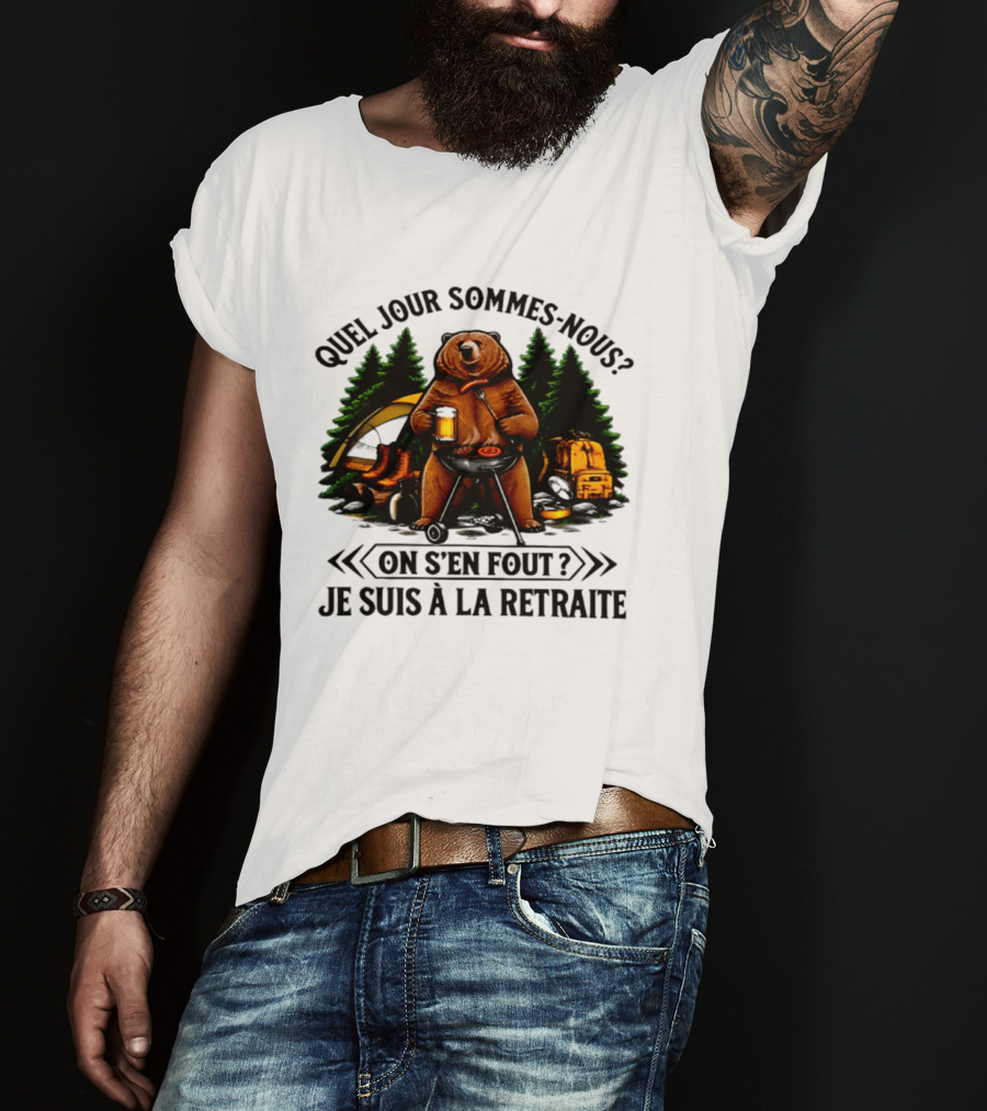 Quel Jour Sommes Nous On S'en Fout Je Suis à La Retraite Camping Bear In The Woods T-Shirt