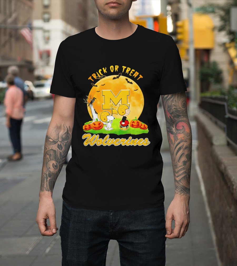 Michigan Wolverines Peanuts Trick Or Treat Halloween Moon T-Shirt