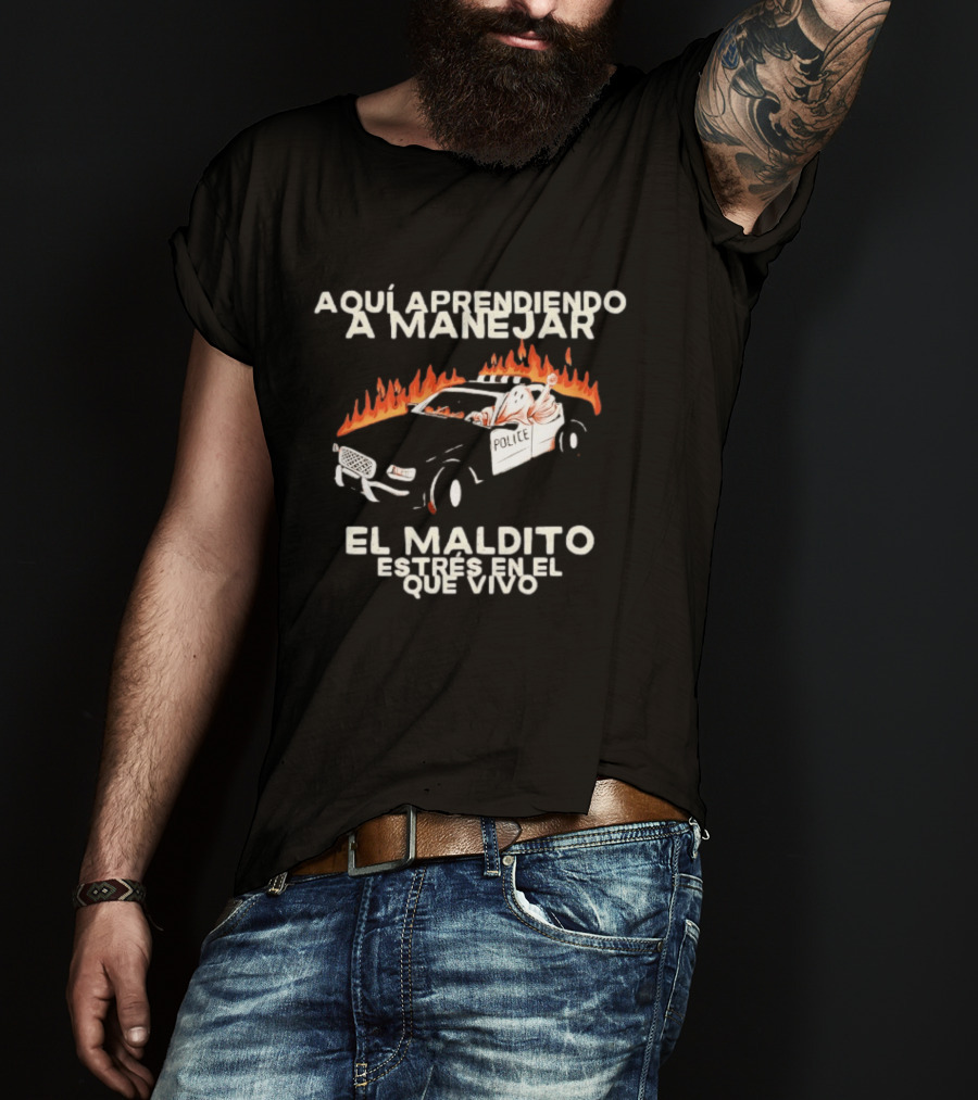 Aquí Aprendiendo A Manejar El Maldito Estrés En El Que Vivo Policía Coche En Llamas T-Shirt