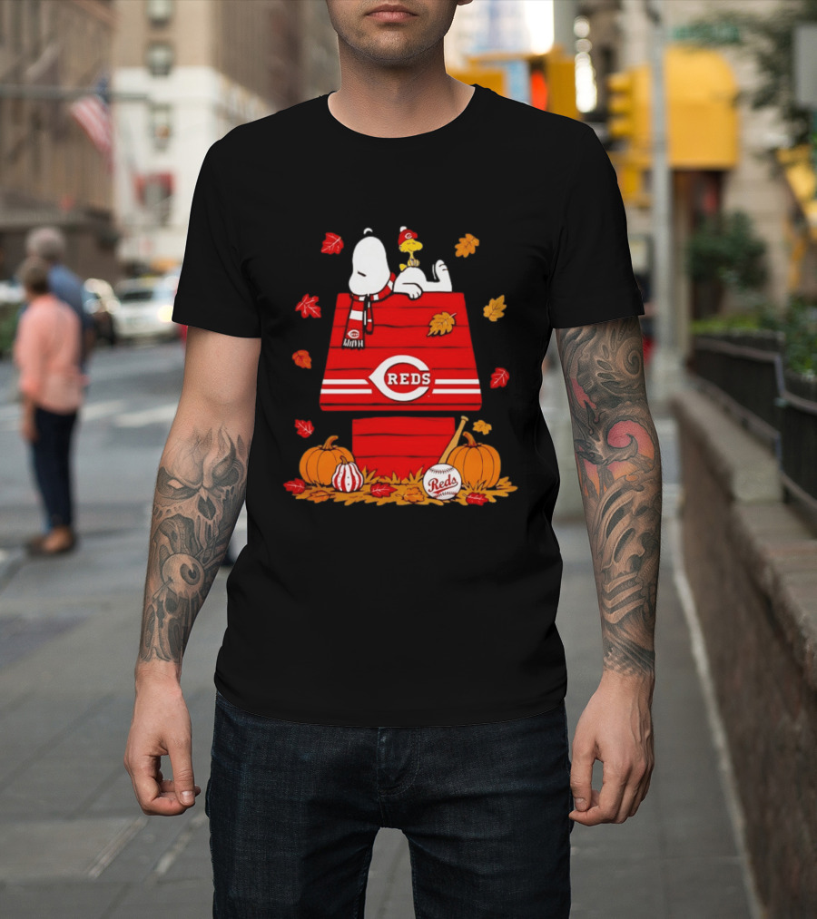 Snoopy Woodstock Cincinnati Reds Fall Baseball Pumpkins Leaves T-Shirt