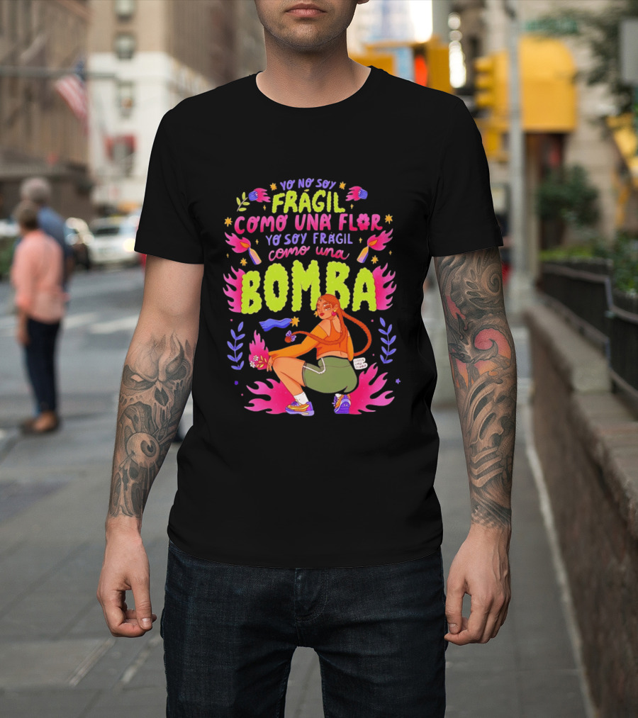 Yo No Soy Frágil Como Una Flor Yo Soy Frágil Como Una Bomba Mujer Con Fuego Y Explosiones T-Shirt