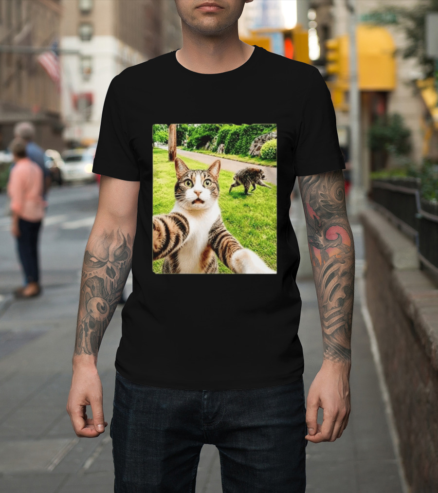 Shocked Face Tabby Cat Taking Selfie With Running Raccoon On Lawn Road T-Shirt