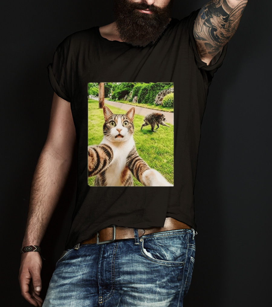 Shocked Face Tabby Cat Taking Selfie With Running Raccoon On Lawn Road T-Shirt