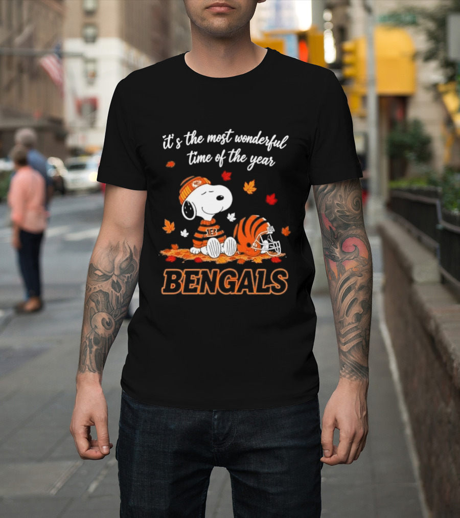 It's The Most Wonderful Time Of The Year Snoopy Bengals Leaves Helmet T-Shirt