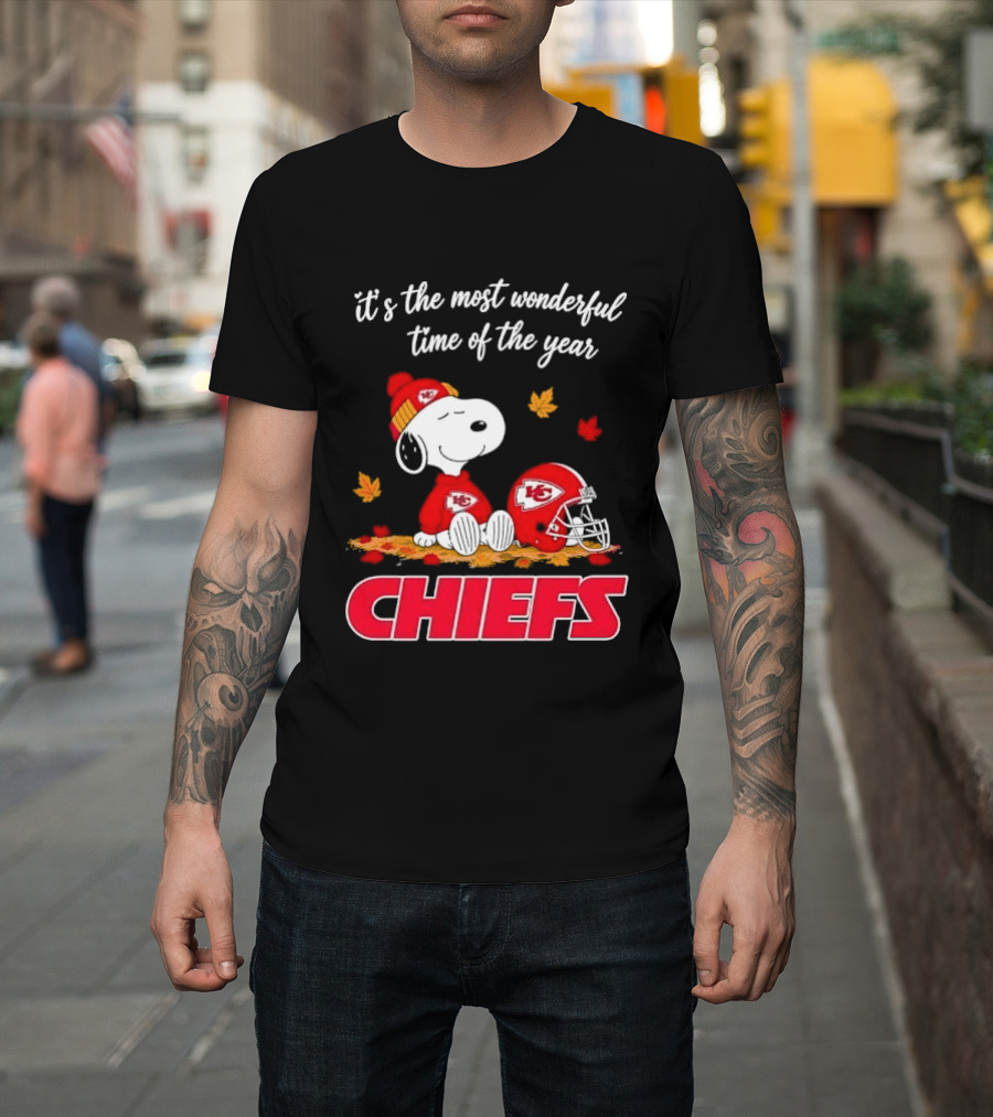 Kansas City Chiefs Snoopy It's The Most Wonderful Time Of The Year Helmet Autumn Leaves T-Shirt