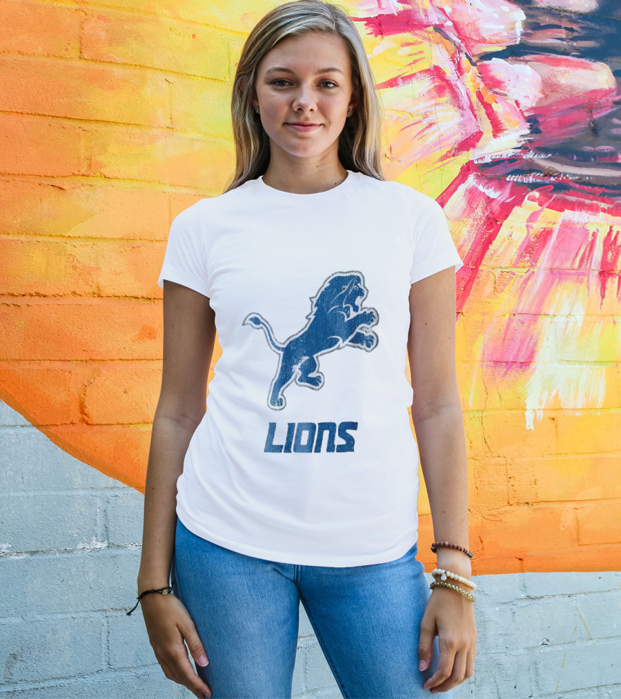 Detroit Lions Distressed Blue Leaping Lion Vintage Team Spirit T-Shirt