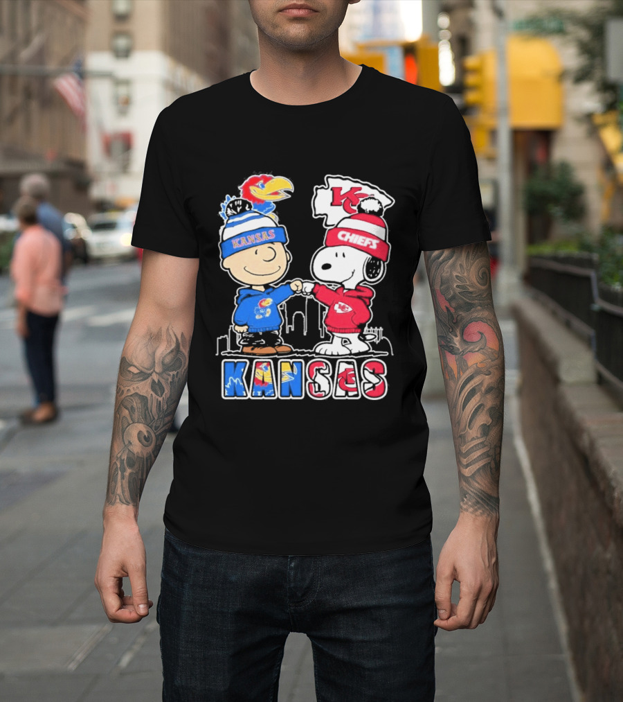 Kansas Jayhawks Kansas City Chiefs Peanuts Christmas 2025 Snoopy And Woodstock Fist Bump T-Shirt