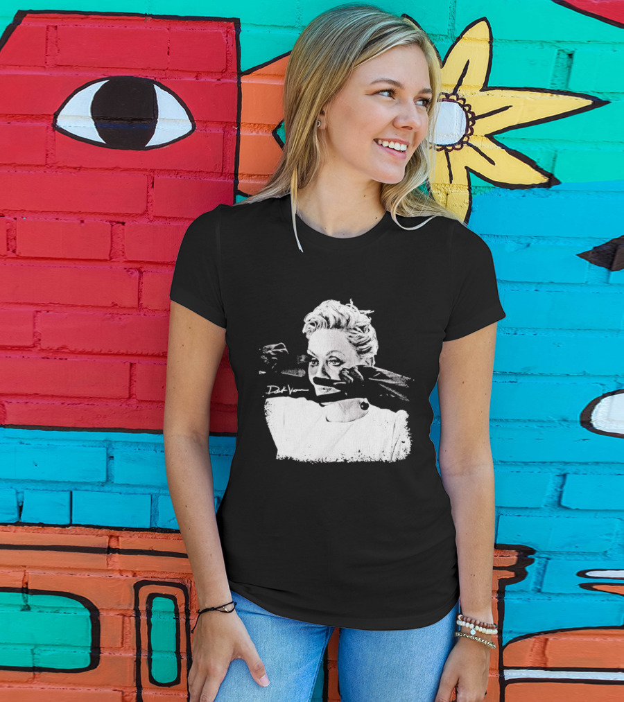 Deborah Vance Hacks TV Show Makeup Scene T-Shirt