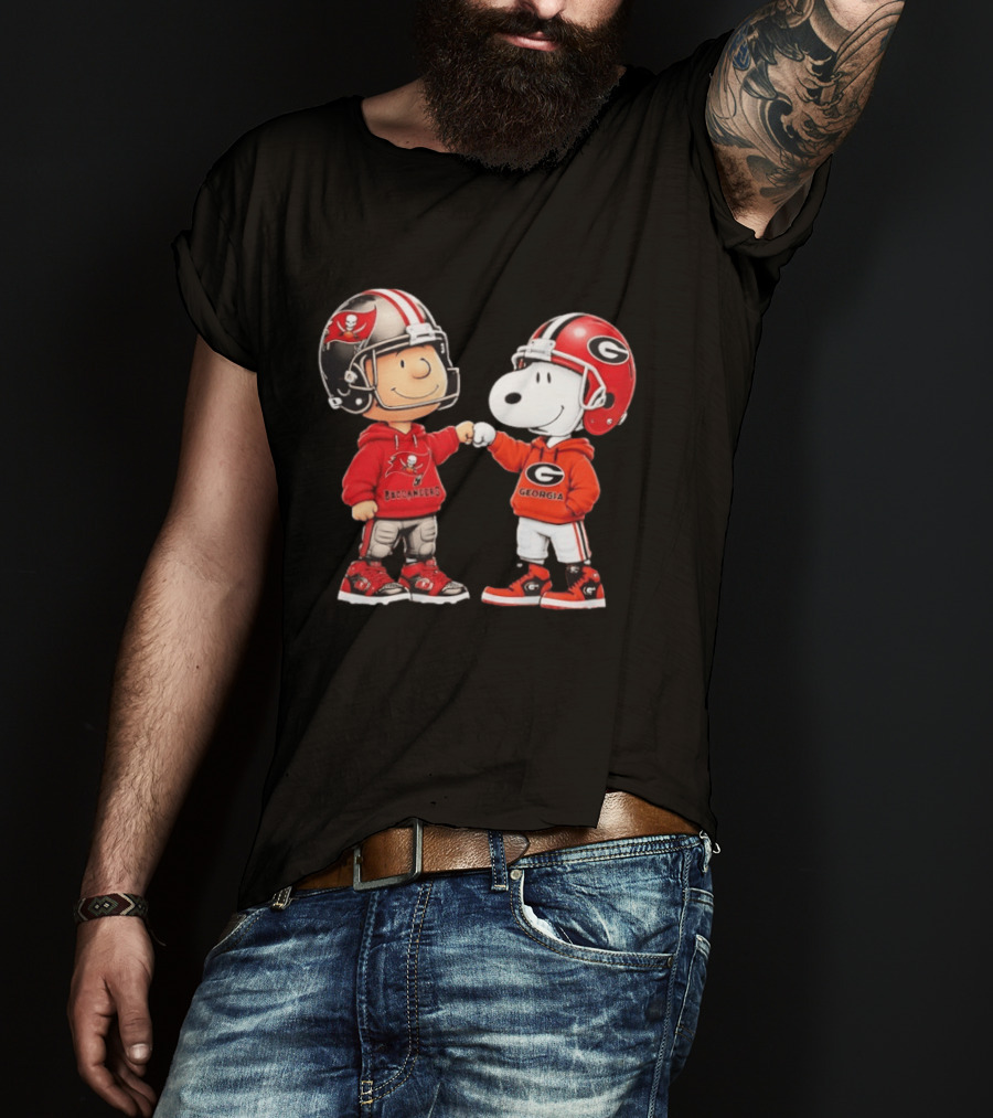 Charlie Brown Snoopy Tampa Bay Buccaneers Georgia Bulldogs Fist Bump T-Shirt