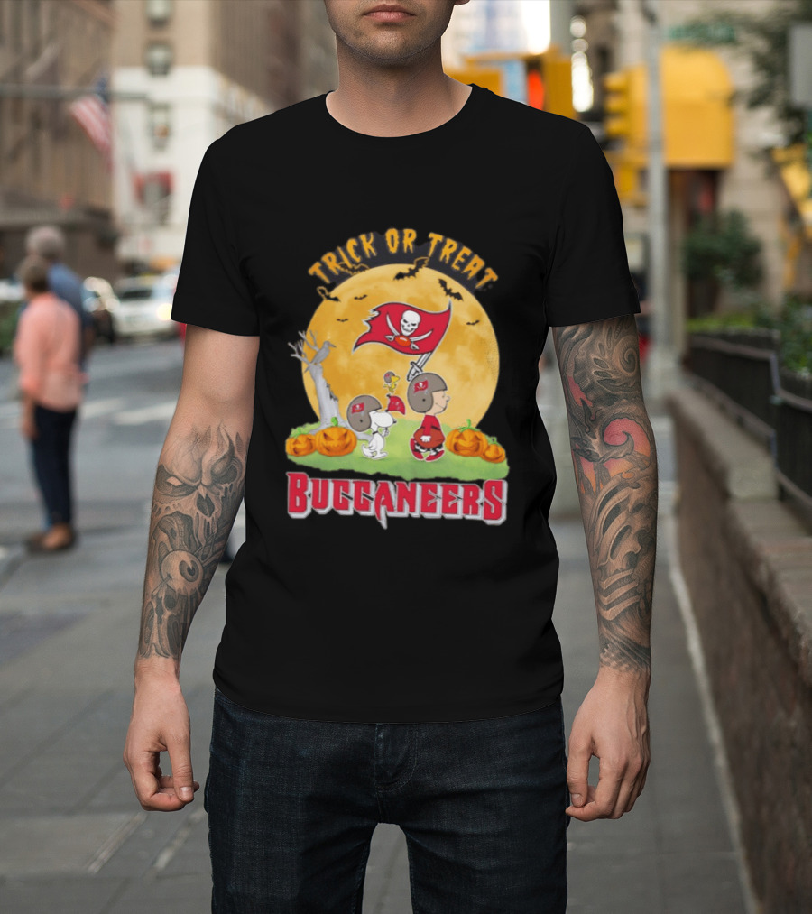 Tampa Bay Buccaneers Peanuts Trick Or Treat Halloween Moon Pumpkins T-Shirt