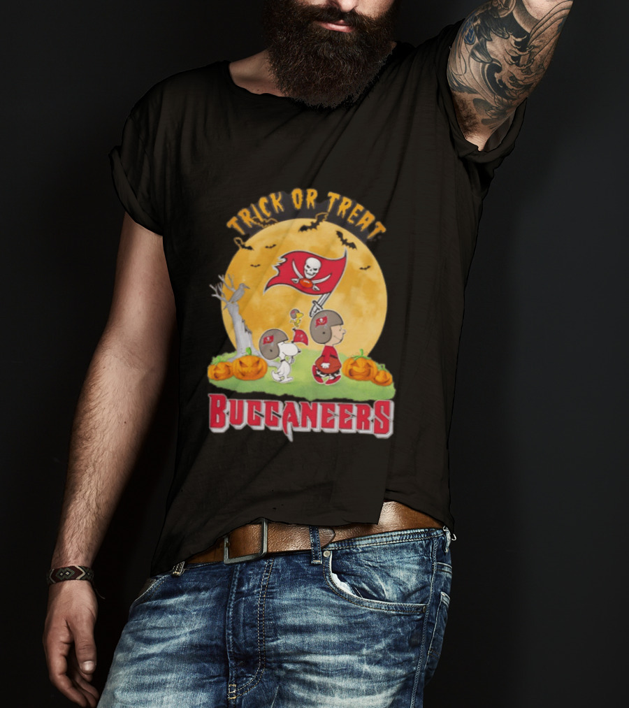 Tampa Bay Buccaneers Peanuts Trick Or Treat Halloween Moon Pumpkins T-Shirt
