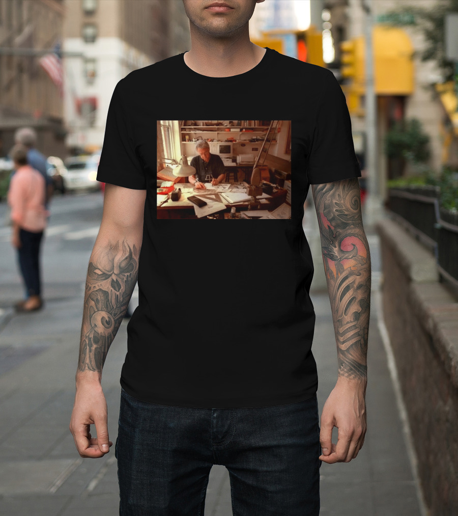 Pat Oliphant Cartoonist In Studio Drawing And Sketching T-Shirt