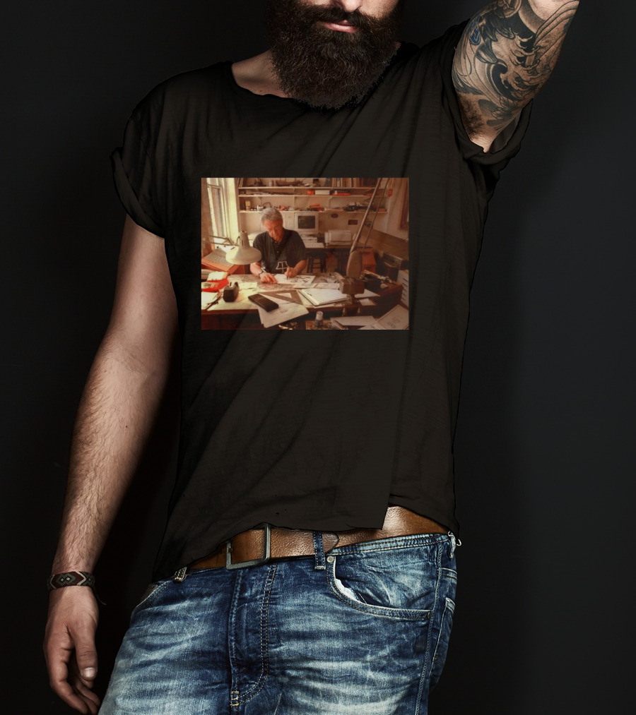 Pat Oliphant Cartoonist In Studio Drawing And Sketching T-Shirt