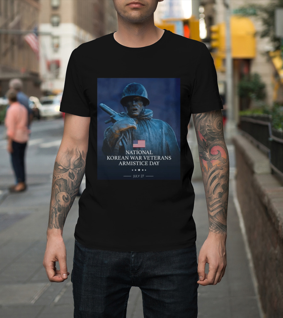 National Korean War Veterans Armistice Day July 27 Soldier Statue Display With American Flag T-Shirt