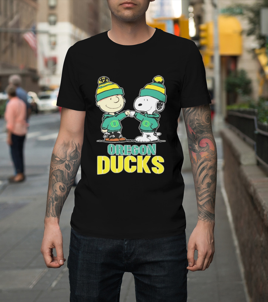 Charlie Brown Snoopy Fist Bump Oregon Ducks Fan Gear T-Shirt