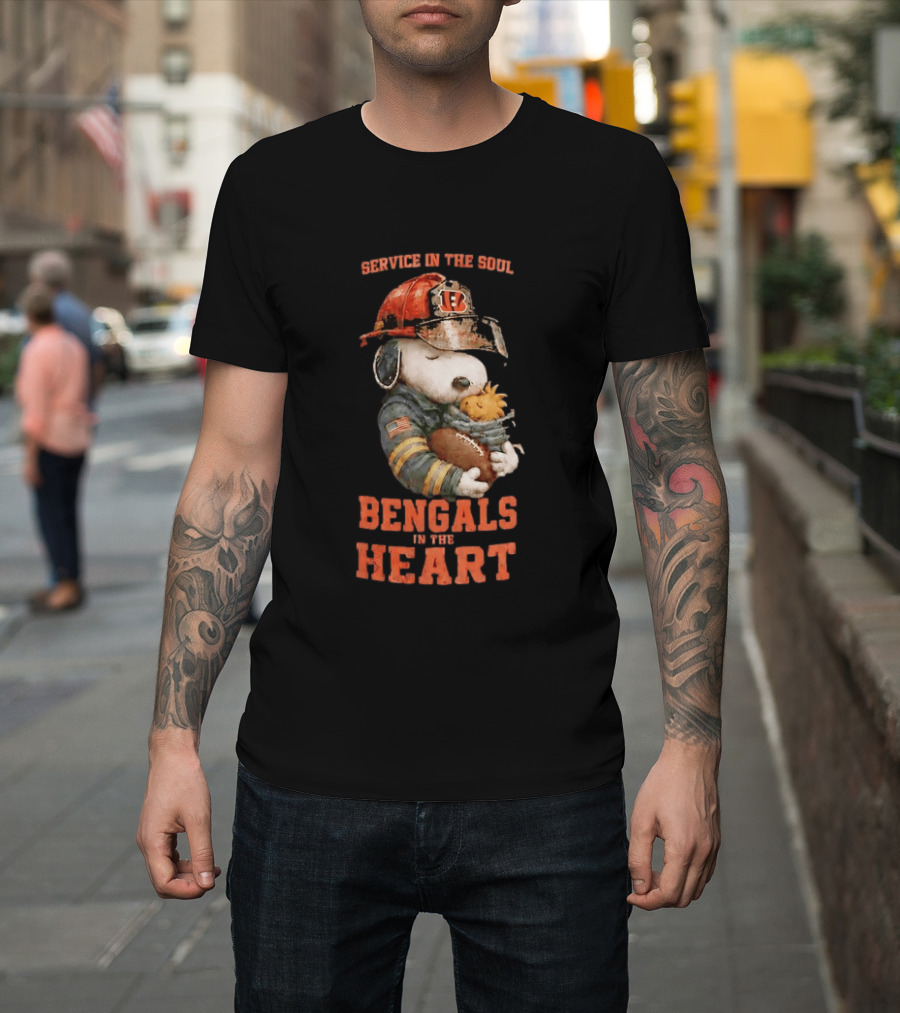 Service In The Soul Bengals In The Heart Snoopy Cincinnati Bengals Firefighter Hugging Woodstock T-Shirt